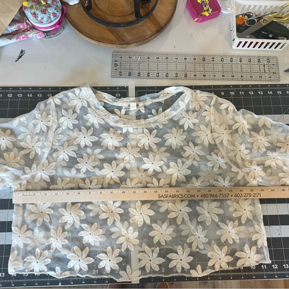 Daisy sheer cropped tee with embroidery size 2X (runs small) see measurements - Picture 8 of 11